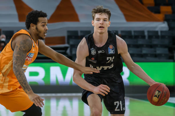 承担了更多 承担了更多