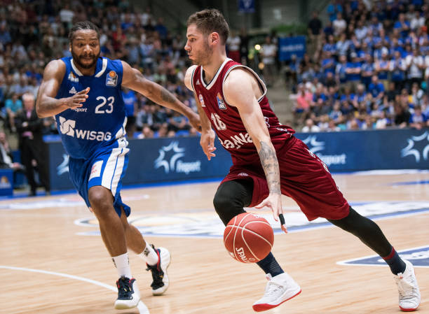 笑着挥手致 笑着挥手致